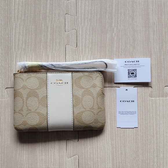 Coach Corner Zip Wristlet in Signature Canvas - Picture 2 of 9
